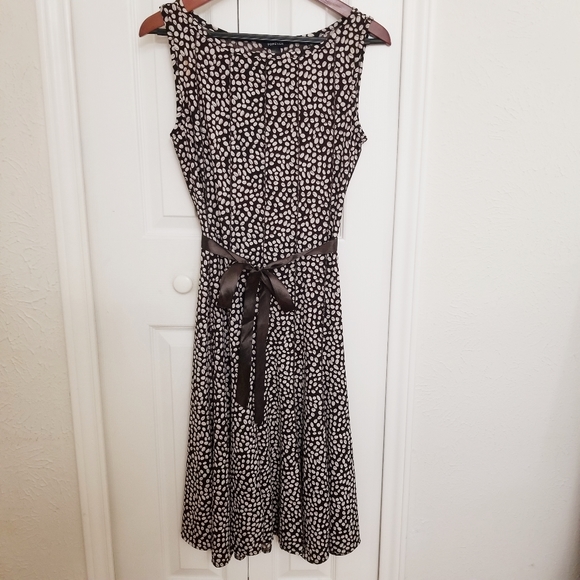 Forever 21, Pleated, Leaf Print Dress in Brown and - Picture 3 of 7